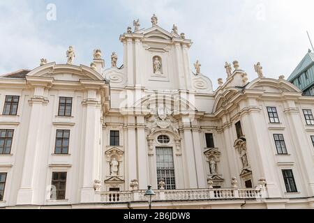 Wien, ÖSTERREICH - 23. MÄRZ 2017: Schöner weißer, obarotischer Bau auf dem Platz Am Hof Stockfoto