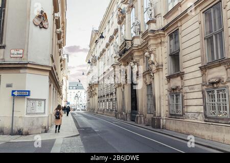 Wien, ÖSTERREICH - 23. MÄRZ 2017: Blick auf die Stadtstraße mit vielen Menschen mit alter Architektur Stockfoto