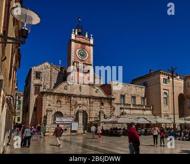 Zadar, Provinz Dalmatien, Kroatien, Zadar ist eine bezaubernde befestigte Stadt, Narodni trg ist das Zentrum des öffentlichen Lebens in Zadar von der Renaissance bis heute. Auf dem Gelände des großen Platzes, der Platea magna, wurden im frühen Mittelalter die Grundmauern städtischer Institutionen gelegt. .im 16. Jahrhundert wurde das Gebäude der Stadtwache (Gradska straža) mit dem Uhrturm der Stadt erbaut. Stockfoto