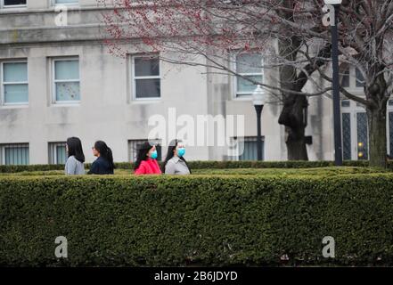 New York, USA. März 2020. Die Menschen gehen auf dem Campus der Columbia University, die den Unterricht am Montag und Dienstag aussetzte, in New York, den Vereinigten Staaten, am 10. März 2020. Über 170 bestätigte COVID-19-Fälle wurden im Bundesstaat New York gemeldet. Credit: Wang Ying/Xinhua/Alamy Live News Stockfoto