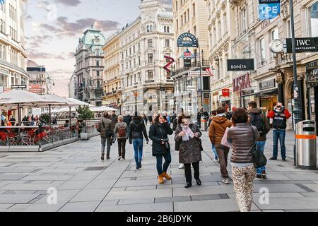 Wien, ÖSTERREICH - 23. MÄRZ 2017: Blick auf die Stadtstraße mit vielen Menschen mit alter Architektur Stockfoto