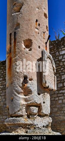 Zadar, Provinz Dalmatien, Kroatien, Zadar ist eine entzückende befestigte Stadt, im Forum Romanum die "Säule der Schande", eine römische Säule aus dem 2. Jahrhundert, die zur Verkettung von Menschen diente, die Verfehlungen begangen hatten Stockfoto