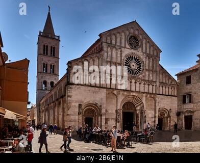 Zadar, Provinz Dalmatien, Kroatien, die façade der Kathedrale befindet sich auf dem kleinen Platz Trg Svete Stošije. Die Kathedrale ist der heiligen Anastasia gewidmet und ihre Inneneinrichtung erhalten ihre Reliquien. Sie wurde von den Byzantinern im 9. Jahrhundert gegründet, aber zwischen dem 12. Und 14. Jahrhundert wieder aufgebaut. In seiner Architektur sind die romantischen und gotischen Elemente gemischt, wie man in den beiden Rosetten sieht, die ihre Fassade schmücken Stockfoto