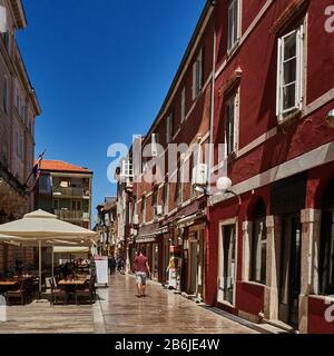 Zadar, Provinz Dalmatien, Kroatien, traditionelle bemalte Häuser, Terrasse vor dem Justizpalast, Straße gepflastert mit Kalksteinen der Altstadt, Zadar ist eine bezaubernde befestigte Stadt, Stockfoto