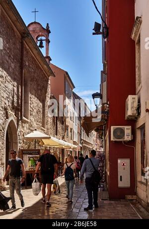 Zadar, Provinz Dalmatien, Kroatien, traditionelle bemalte Häuser, in der Fußgängerzone gepflastert mit Kalksteinen der Altstadt, Zadar ist eine bezaubernde befestigte Stadt, Stockfoto