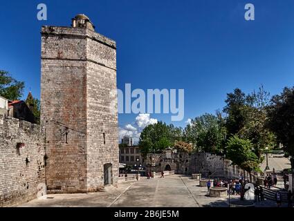 Zadar, Provinz Dalmatien, Kroatien, Zadar ist eine bezaubernde befestigte Stadt, am Platz der fünf Wells (TG 5 Bunara) befindet sich der Kapitänsturm (Kapetanova küla), der einzige noch erhaltene Überrest der mittelalterlichen Befestigungen. Er hat eine fünfeckige Form und ist in die Wand integriert. Es ist der einzige Rest der zehn Türme, der die Befestigung hatte Stockfoto