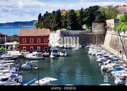 Zadar, Provinz Dalmatien, Kroatien, der Jachthafen von Fosa in der versteiften Stadt Zadar in der Nähe des Meerestors Stockfoto