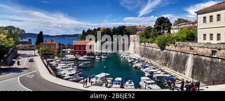 Zadar, Provinz Dalmatien, Kroatien, der Jachthafen von Fosa in der versteiften Stadt Zadar in der Nähe des Meerestors Stockfoto