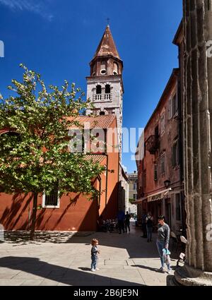 Zadar, Provinz Dalmatien, Kroatien, Straßenszene vor einem traditionellen bemalten Haus, Platz und Smijanica Straße gepflastert mit Kalksteinen und St Simeons Kirchin der alten Schleppe, Zadar ist eine bezaubernde befestigte Stadt, Stockfoto