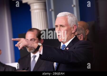 Washington, DC, USA. März 2020. US-Vizepräsident Mike Pence gesteht während seiner Teilnahme an einer Pressekonferenz zum COVID-19 im Weißen Haus in Washington, DC 10. März 2020. Die Anzahl der COVID-19-Fälle in den Vereinigten Staaten hat am Dienstag um 23:30 Uhr EST (0330 GMT am Mittwoch) 1.000 überschritten und erreichte 1.001 mit 28 Todesfällen, so das Center for Systems Science and Engineering (CSSE) an der Johns Hopkins University. Kredit: Liu Jie/Xinhua/Alamy Live News Stockfoto