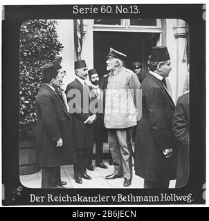 Projektion für alle - der Weltkrieg: Siegerleiche Führer Serie 60. Nr. 13. Reichspanzler v. Bethmann Hollweg. Theobald von Bethmann Hollweg (1856 - 1921) war von den Jahren von 1909 bis 1917 der Kriegskanzler. - die Firma "Projektion für alle" wurde 1905 von Max Skladanowsky (1861-1939) gegründet. Sie produzierte bis zum Jahre 1928 fast 100 Serien zu je 24 Glasdias im Format 8,3 x 8,3 cm im Sog. Bromsilber-Gelatin-Trockenplatten Verfahren. Die ersten Städte vor allem in den Bundesländern, Länder aber auch Märchen und Sagen, das alte Testament und der Erste Weltkrieg. Stockfoto