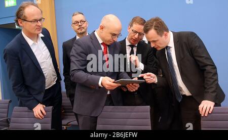 Berlin, Deutschland. März 2020. Sebatian Dullien (l-r), Direktor des Instituts für Makroökonomie und Konjunkturforschung, Peter Bofinger, Julius-Maximilian-Universität Würzburg, Gabriel Felbermayr-Präsident des Kieler Instituts für Weltwirtschaft, Michael Hüther, Direktor des Instituts der deutschen Wirtschaft Köln, Und Jens Südekum, die Heinrich-Heine-Universität Düsseldorf, nimmt an einer Pressekonferenz der Wirtschaftsforschungsinstitute zu den Folgen der Koronakrise Teil. Kredit: Wolfgang Kumm / dpa / Alamy Live News Stockfoto