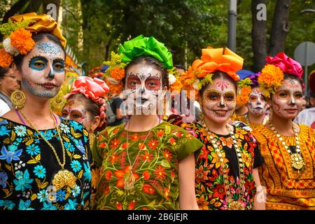 Mexiko-Stadt, Mexiko,; 26. Oktober 2019: Junge Mädchen als Catrinas verkleidet in typischen Kostümen am Tag der Toten Feier in Mexiko Stockfoto