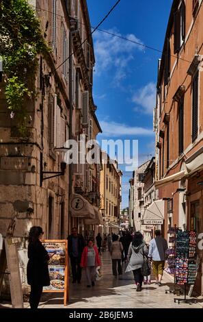 Zadar, Provinz Dalmatien, Kroatien, traditionelle bemalte Häuser, in der Straße E. Kotromanic, die mit Kalksteinen der Altstadt gepflastert ist, ist Zadar eine bezaubernde befestigte Stadt, Stockfoto