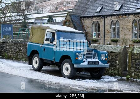 Kultiger, klassischer, robuster Geländewagen der Serie 3 Land Rover 4x4, im Winter im malerischen Dorf geparkt - Hebden, Yorkshire Dales England, Großbritannien. Stockfoto