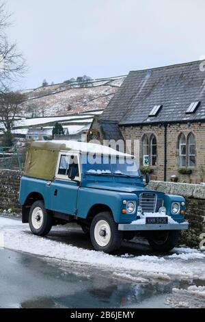 Kultiger, klassischer, robuster Geländewagen der Serie 3 Land Rover 4x4, im Winter im malerischen Dorf geparkt - Hebden, Yorkshire Dales England, Großbritannien. Stockfoto