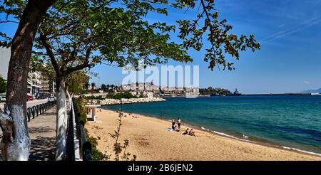 Kavala, Ostmakedonien, die ägetische See, Griechenland, der schöne Strand entlang des Chrisostomou Smirnis Boulevard der Stadt. Kavala ist eine Stadt im Norden Griechenlands, der wichtigste Seehafen Ostmazedoniens und die Hauptstadt der regionalen Einheit Kavala. Es liegt an der Bucht von Kavala gegenüber der Insel Thasos Stockfoto