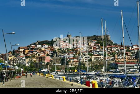 Kavala, Ostmakedonien, die ägetische See, Griechenland, das Fort, wie man es vom Hafen von Kavala aus sieht, Kavala ist eine Stadt in Nordgriechenland, der wichtigste Seehafen Ostmakedoniens und die Hauptstadt der regionalen Einheit von Kavala. Es liegt an der Bucht von Kavala gegenüber der Insel Thasos Stockfoto