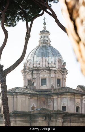 Roma, Italien, 27.11.2019: Kirche der Heiligen Luca und Martina in den kaiserlichen Foren in Rom, Reisereportage Stockfoto