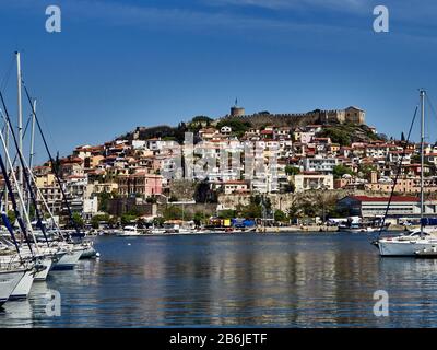 Kavala, Ostmakedonien, die ägetische See, Griechenland, das Fort, wie man es vom Hafen von Kavala aus sieht, Kavala ist eine Stadt in Nordgriechenland, der wichtigste Seehafen Ostmakedoniens und die Hauptstadt der regionalen Einheit von Kavala. Es liegt an der Bucht von Kavala gegenüber der Insel Thasos Stockfoto