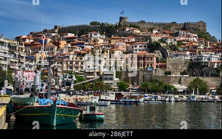 Kavala, Ostmakedonien, die ägetische See, Griechenland, das Fort, wie man es vom Hafen von Kavala aus sieht, Kavala ist eine Stadt in Nordgriechenland, der wichtigste Seehafen Ostmakedoniens und die Hauptstadt der regionalen Einheit von Kavala. Es liegt an der Bucht von Kavala gegenüber der Insel Thasos Stockfoto