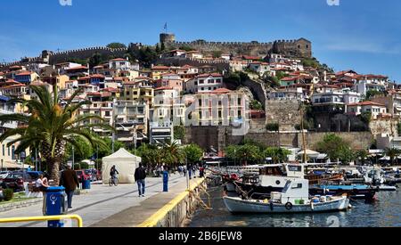 Kavala, Ostmakedonien, die ägetische See, Griechenland, das Fort, wie man es vom Hafen von Kavala aus sieht, Kavala ist eine Stadt in Nordgriechenland, der wichtigste Seehafen Ostmakedoniens und die Hauptstadt der regionalen Einheit von Kavala. Es liegt an der Bucht von Kavala gegenüber der Insel Thasos Stockfoto