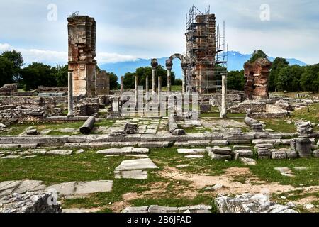 Kavala, Ostmakedonien, die ägetische See, Griechenland, die imposante Basilika neben dem Forum und ihre gagantischen Säulen, die wichtigste archäologische Stätte Ostmakedoniens, mit charakteristischen Denkmälern der hellenistischen, römischen und frühchristlichen Epoche. Die Geschichte des Ortes Philippi beginnt 360/359 v. Chr., als die Kolonisten aus Thasos die erste Stadt mit dem Namen Krenides gründeten. Stockfoto