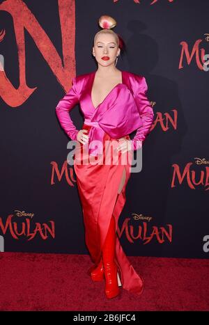 Hollywood, CA - 09. MÄRZ: Christina Aguilera besucht die Premiere von Disneys "Mulan" im El Capitan Theatre am 09. März 2020 in Hollywood, Kalifornien. Stockfoto