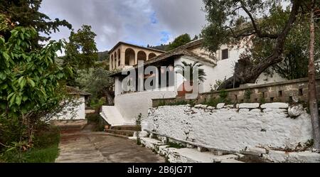 Thassos Island, Griechenland, Europa, das Kloster Panagias Mon in der Nähe des Dorfes Maries im Olivenwald, Thassos ist ein sehr großer Honighersteller, Thassos ist eine griechische Insel in der nördlichen ägaischen See, nahe der Küste von Thrakien. Es ist die nordgriechische Insel und die 12. Größte nach Fläche. Thassos ist auch der Name der größten Stadt der Insel, bekannt als Limenas, Hauptstadt der Stadt Thassos, die sich auf der nördlichen Seite gegenüber dem Festland befindet. Stockfoto