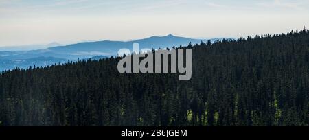 Jested Hügel aus Vosecka Bouda Hütte in den Bergen von Krkonose in Tschechien am Sommerabend Stockfoto