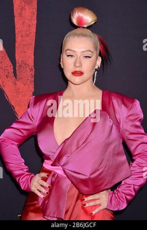 Hollywood, CA - 09. MÄRZ: Christina Aguilera besucht die Premiere von Disneys "Mulan" im El Capitan Theatre am 09. März 2020 in Hollywood, Kalifornien. Stockfoto