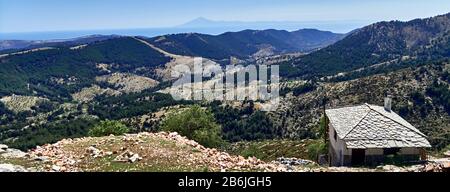 Thassos Island, Griechenland, Europa, Blick vom Dorf Kastro im Inneren der griechischen Insel Thassos. Das Dorf liegt im Zentrum der Insel, 450 bis 500 m über dem Meeresspiegel, umgeben von tiefen Schluchten und Schluchten, Olivenhainen und dem Meer Eger im zentralen Teil von Thassos. Stockfoto