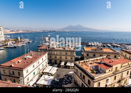Partenope Street in der Bucht von Neapel. Blick auf die Küste vom Schloss Egg, Castel dell'ovo, Neapel, Kampanien, Italien. Stockfoto