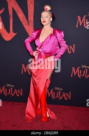 Hollywood, CA - 09. MÄRZ: Christina Aguilera besucht die Premiere von Disneys "Mulan" im El Capitan Theatre am 09. März 2020 in Hollywood, Kalifornien. Stockfoto