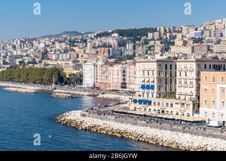 Partenope Street in der Bucht von Neapel. Blick auf die Küste vom Schloss Egg, Castel dell'ovo, Neapel, Kampanien, Italien. Stockfoto