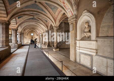 Florenz, Italien - 2020, 1. März: Besucher im Totencloister, untergebracht in der Basilika Santa Maria Novella. Schöne gewölbte Decke. Stockfoto