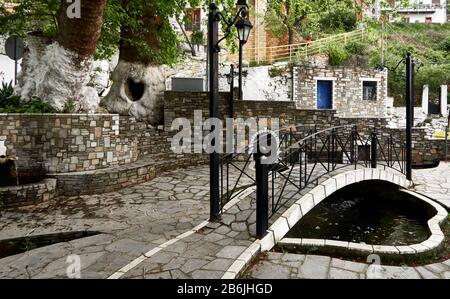 Thassos Island, Griechenland, Europa, in Panagias Mon, im Dorf sind die meisten der abschüssigen Straßen von kleinen Bachkanälen begrenzt. Thassos ist eine griechische Insel in der nördlichen ägaischen See, nahe der Küste von Thrakien. Es ist die nordgriechische Insel und die 12. Größte nach Fläche. Thassos ist auch der Name der größten Stadt der Insel, bekannt als Limenas, Hauptstadt der Stadt Thassos, die sich auf der nördlichen Seite gegenüber dem Festland befindet. Stockfoto