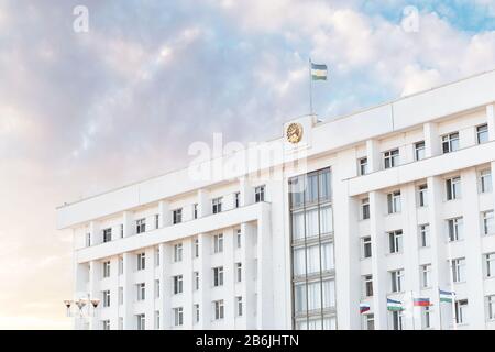 28. APRIL 2018, UFA, RUSSLAND: Verwaltungsgebäude des Parlaments der Republik Bashkortostan in der Ufa Stockfoto