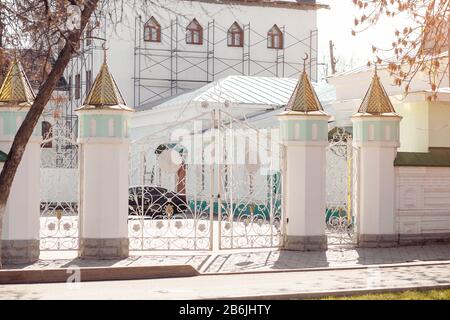 28. APRIL 2018, UFA, RUSSLAND: Tor zur Moschee bei Sonnenaufgang Stockfoto