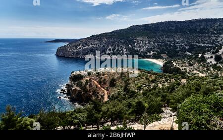 Thassos Island, Griechenland, Europa, Livadi Sandstrand Thassos ist eine griechische Insel in der nördlichen ägaischen See, nahe der Küste von Thrakien. Es ist die nordgriechische Insel und die 12. Größte nach Fläche. Thassos ist auch der Name der größten Stadt der Insel, bekannt als Limenas, Hauptstadt der Stadt Thassos, die sich auf der nördlichen Seite gegenüber dem Festland befindet. Stockfoto