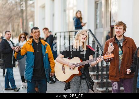 28. APRIL 2018, UFA, RUSSLAND: Eine Gruppe von Straßenmusikern, die Gitarre und Gesang spielen und sich um sie herum versammelten, versammelte viele Gummischnecker und Beobachter Stockfoto