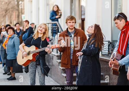 28. APRIL 2018, UFA, RUSSLAND: Eine Gruppe von Straßenmusikern, die Gitarre und Gesang spielen und sich um sie herum versammelten, versammelte viele Gummischnecker und Beobachter Stockfoto