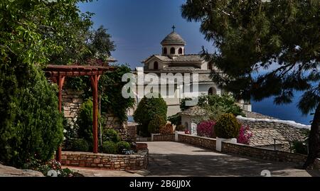 Thassos Island, Griechenland, Europa, das Erzengel-Kloster Michael liegt auf dem Weg nach Alyki, etwa 25 km südlich von Limenas, es ist das größte und berühmteste Kloster von Thassos und stammt aus dem 18. Jahrhundert, das interessante Merkmal des ausschließlich weiblichen Klosters. Es liegt am Rande einer Klippe und bietet einen spektakulären Blick auf die ägeische See Stockfoto