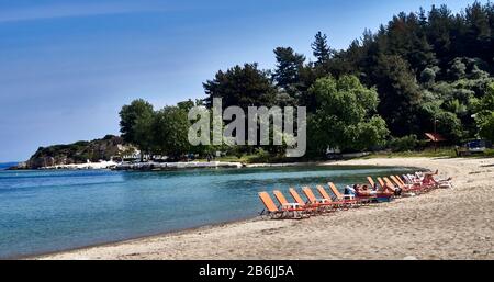 Thassos Island, Griechenland, Europa, Touristengebiet mit Liegestühlen am Strand der Stadt Limenas Stockfoto