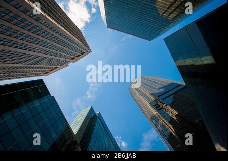 Abstrakter blauer Blick auf moderne Wolkenkratzer aus Glas und Stahl von unten in Midtown Manhattan, New York City, USA Stockfoto