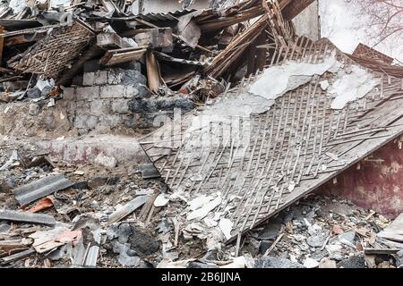 Die schrecklichen Ruinen des Wohnhauses infolge eines Erdbebens Stockfoto