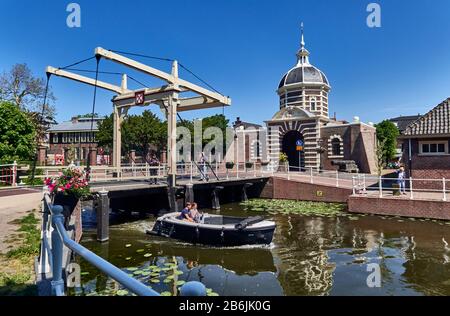 Die Stadt Leiden, Provinzland Südholland, Niederlande, Europa, Morspoort ist ein altes Stadttor und seine Zugbrücke in der historischen Innenstadt von Leiden. Die Stadt Leiden ist bekannt für ihre säkulare Architektur, seine Kanäle, seine Universitof 1590, die nativitof Rembrand, Die Stadt, in der die erste Tulpe Europas im 16. Jahrhundert geblüht wurde Stockfoto