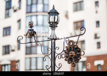 28. APRIL 2018, UFA, RUSSLAND: Vintage Retro Steampunk stilisierte Uhr draußen auf der Straße Stockfoto