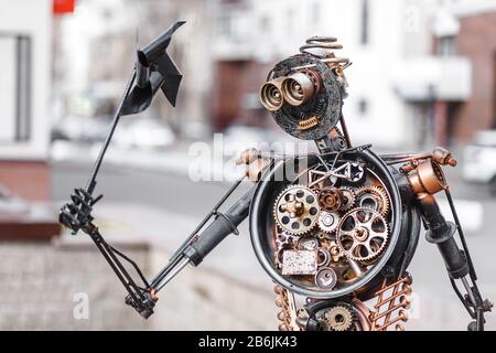 28. APRIL 2018, UFA, RUSSLAND: Lustiger Roboter im Steampunk-Stil, der aus Müll- und Metallabfällen auf der Straße der Stadt Ufa entstanden ist Stockfoto