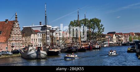 Stadt Leiden, Provinzland Südholland, Niederlande, Europa - , in der alten Stadt Leiden sind die Segelboote am Kort Galgewater Kai vermocht, die Stadt Leiden ist bekannt für ihre säkulare Architektur, seine Kanäle, seine Universitof 1590, die nativitof Rembrand, Die Stadt, in der die erste Tulpe Europas im 16. Jahrhundert geblüht wurde Stockfoto